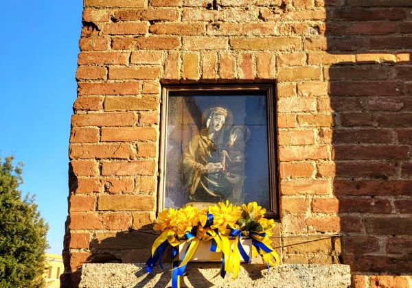 Il tabernacolo di Porta Tufi rifiorisce con i colori della Tartuca